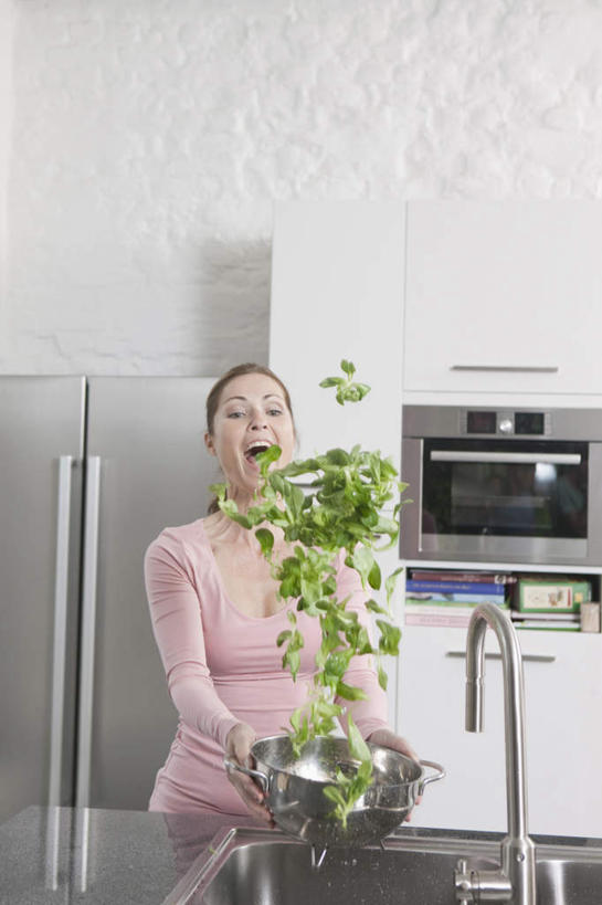 西方人,一个人,家庭主妇,站,捧,竖图,室内,白天,正面,厨房,欧洲,欧洲人,仅一个女性,仅一个人,洗,服装,龙头,盆子,冰箱,注视,休闲装,水斗,衣服,粉色,观察,看,站着,张嘴,仅一个中年女性,休闲,休闲服,服饰,观看,微波炉,察看,家电,家用电器,关注,张大嘴巴,女人,女性,中年女性,白种人,张开嘴,主妇,端,端着,抛,捧着,扔,撒,手捧,站立,半身,彩图,灶间