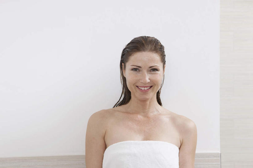 西方人,一个人,站,笑,微笑,露齿笑,横图,室内,特写,白天,正面,欧洲,欧洲人,仅一个女性,仅一个人,纺织物,浴巾,注视,白色,毛巾,观察,看,清洁,站着,仅一个中年女性,观看,保暖,察看,关注,透气,防水,储水,耐磨,吸水,女人,女性,中年女性,白种人,站立,半身,彩图