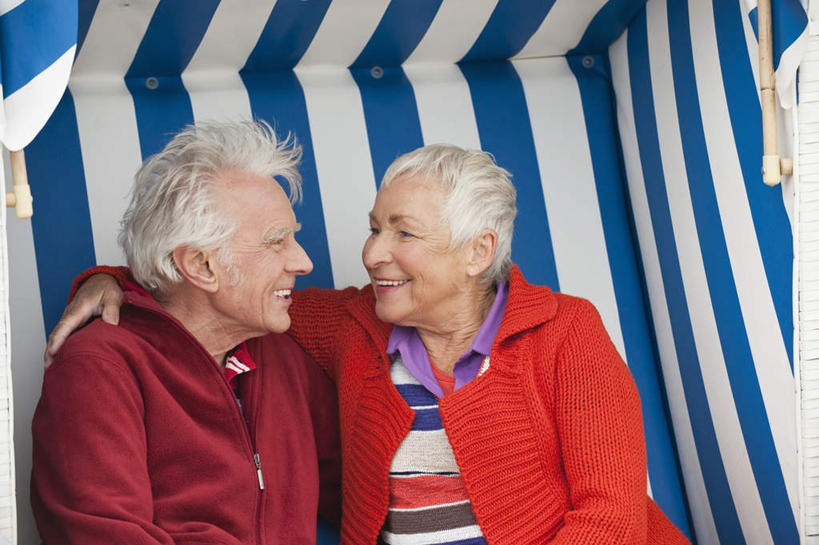 西方人,两个人,夫妻,坐,抱,笑,微笑,露齿笑,横图,室外,特写,白天,正面,爱情,椅子,欧洲,欧洲人,条纹,服装,躺椅,折叠,浪漫,移动,注视,休闲装,衣服,蓝色,白色,观察,看,休闲,休闲服,遮阳,恩爱,恋人,服饰,抱着,观看,对视,沙滩椅,察看,搂着,关注,老年男性,老年女性,男人,男性,女人,女性,白种人,情侣,搂,搂抱,坐着,半身,彩图,伴侣