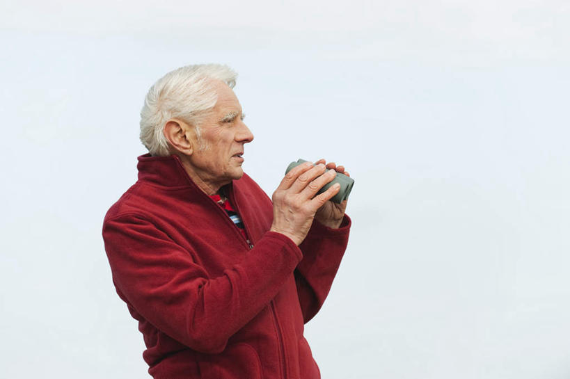 西方人,一个人,横图,室外,白天,正面,仪器,科技,欧洲,欧洲人,仅一个男性,仅一个人,眺望,握,服装,检查,研究,反射,分析,科学,望远镜,拿,拿着,注视,休闲装,衣服,红色,蓝天,天空,天,观察,看,仅一个老年男性,休闲,休闲服,清晰,探索,握着,服饰,放大,观看,仔细,科研,察看,科学技术,瞭望,聚焦,关注,远视镜,瞭望镜,光学,清楚,老年男性,男人,男性,白种人,半身,彩图,光学仪器,千里镜