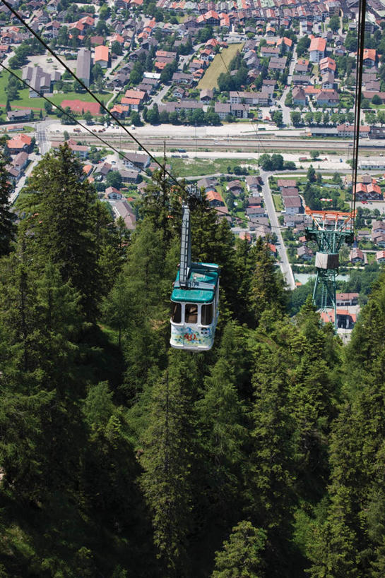 无人,家,竖图,俯视,室外,白天,旅游,度假,草地,草坪,美景,植物,建筑,德国,欧洲,瓦片,房屋,屋顶,屋子,景观,公寓,顶棚,瓦,娱乐,洋房,楼房,住宅,缆车,草,树,树木,绿色,自然,交通工具,享受,休闲,景色,放松,建造,生长,成长,西欧,自然风光,索道,屋瓦,德意志联邦共和国,巴伐利亚,巴伐利亚州,拜恩州,拜恩自由州,缆索铁路,米滕瓦尔德,彩图,高角度拍摄,房子