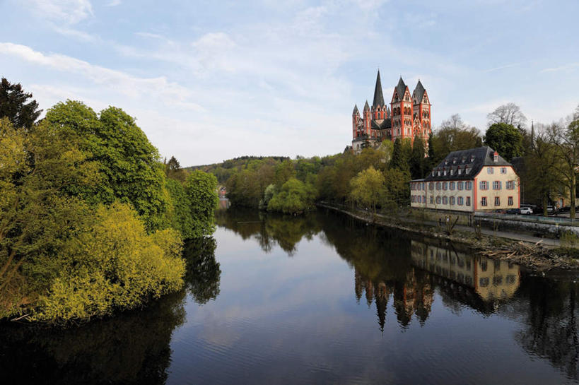 无人,家,教堂,横图,室外,白天,正面,旅游,度假,河流,森林,树林,水,植物,标志建筑,地标,建筑,德国,欧洲,阴影,波纹,节日,光线,影子,房屋,屋子,河水,水流,云,云朵,公寓,涟漪,云彩,文化,娱乐,建设,洋房,楼房,住宅,树,树木,蓝色,绿色,白云,倒影,蓝天,水纹,天空,阳光,自然,波浪,天,祈祷,享受,休闲,健康,旅游胜地,放松,许愿,宗教,信仰,生长,晴朗,成长,纪念,祈求,倒映,基督教,西欧,天主教,信念,德意志联邦共和国,水晕,黑森州,反照,平安,晴空,彩图,房子,大教堂,礼拜堂