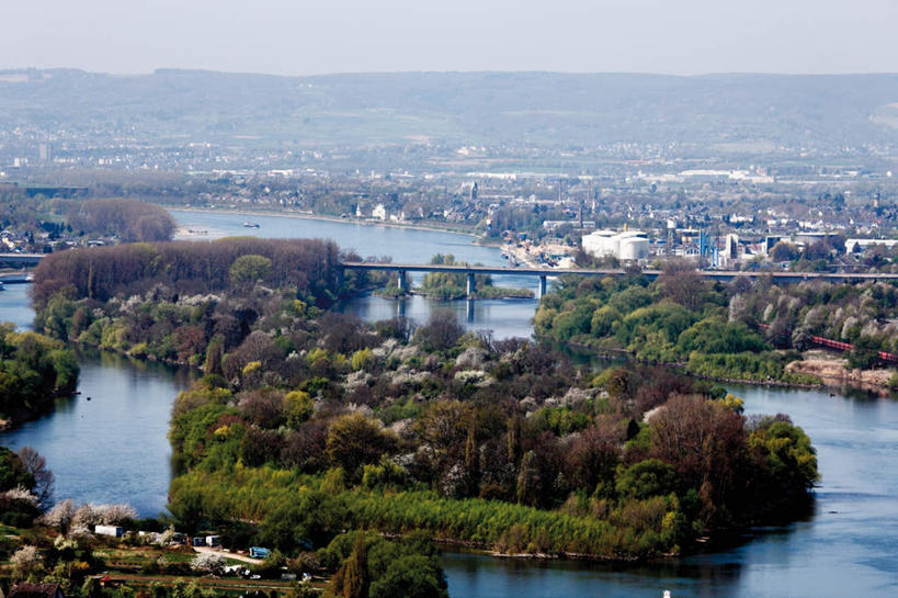 无人,家,横图,俯视,室外,白天,度假,草地,草坪,河流,美景,水,植物,别墅,城市风光,城市,大桥,立交桥,桥梁,德国,欧洲,波纹,房屋,屋子,河水,景观,水流,高架,公寓,斜拉桥,桥,涟漪,娱乐,洋房,楼房,住宅,草,树,树木,绿色,倒影,水纹,自然,波浪,享受,休闲,景色,放松,生长,成长,倒映,西欧,德意志联邦共和国,水晕,反照,莱茵兰.普法尔茨州,高本斯,科布伦茨,彩图,高角度拍摄,房子