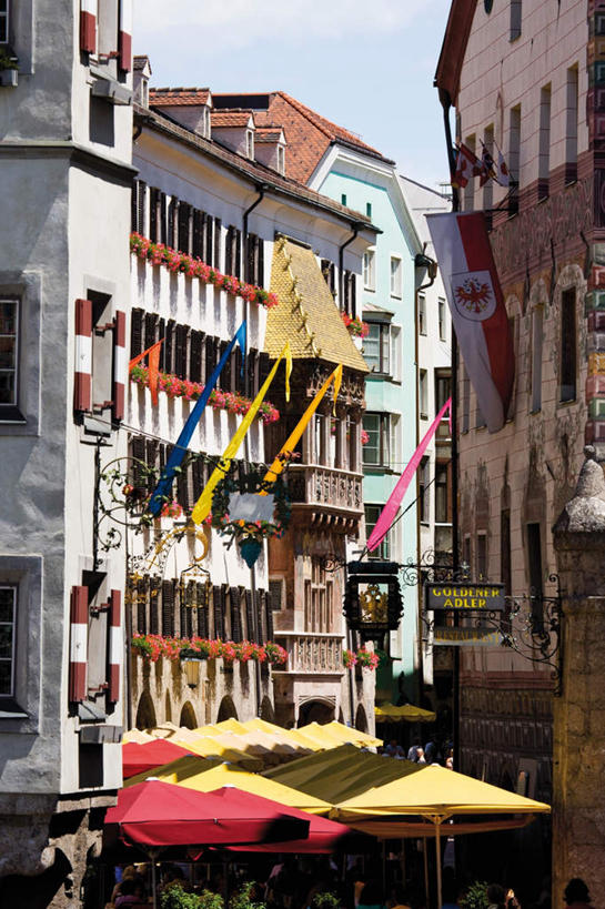 无人,家,竖图,室外,白天,正面,度假,美景,窗户,城市风光,城市,旗帜,奥地利,欧洲,伞,雨伞,遮阳伞,房屋,墙,屋子,景观,云,云朵,公寓,云彩,娱乐,旗子,阳伞,洋房,楼房,玻璃窗,墙壁,墙面,住宅,蓝色,白云,蓝天,天空,天,享受,休闲,景色,放松,晴朗,太阳伞,中欧,首府,因斯布鲁克,奥地利共和国,蒂罗尔,蒂罗尔州,旌旗,旗号,晴空,彩图,房子