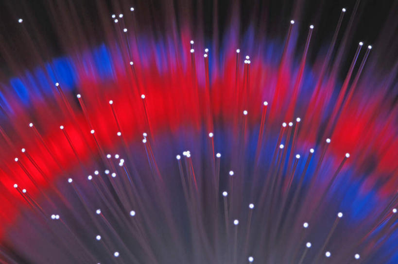 无人,横图,室内,特写,白天,正面,技术,电子,黑色背景,朦胧,模糊,透明,光纤,红色,蓝色,摄影,影棚,光导纤维,理智,沉静,冷色,高深,冷淡,传输介质,全反射,传导工具,彩图,影棚拍摄,拍摄