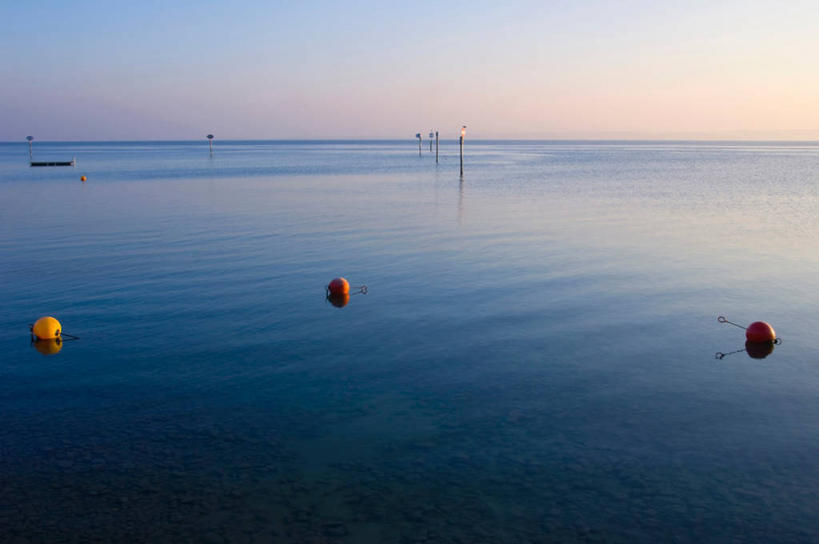 无人,横图,室外,白天,正面,旅游,度假,湖,湖泊,美景,日落,水,德国,欧洲,波纹,标志,湖面,景观,水流,水面,水平线,晚霞,霞光,落日,辽阔,海平线,涟漪,娱乐,标识,水纹,自然,黄昏,波浪,湖水,享受,休闲,广阔,景色,彩霞,放松,浮标,一望无际,淡水湖,西欧,自然风光,德意志联邦共和国,水晕,航标,无边无际,一马平川,夕照,薄暮,博登湖,康斯坦茨湖,夕阳,彩图,傍晚,航行标志,助航标志,水天相接,水天一线,斜阳