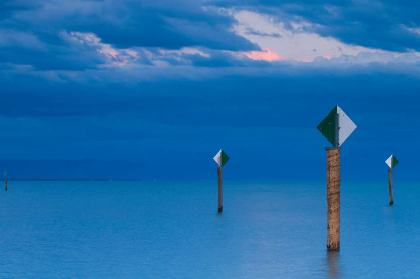 无人,栏杆,横图,室外,白天,正面,旅游,度假,湖,湖泊,美景,日落,水,德国,欧洲,波纹,湖面,景观,水流,水面,水平线,晚霞,霞光,落日,围栏,辽阔,海平线,涟漪,娱乐,护栏,倒影,水纹,自然,黄昏,波浪,湖水,享受,休闲,广阔,景色,彩霞,放松,一望无际,淡水湖,倒映,西欧,自然风光,德意志联邦共和国,水晕,无边无际,一马平川,夕照,反照,博登湖,康斯坦茨湖,夕阳,彩图,水天相接,水天一线,斜阳