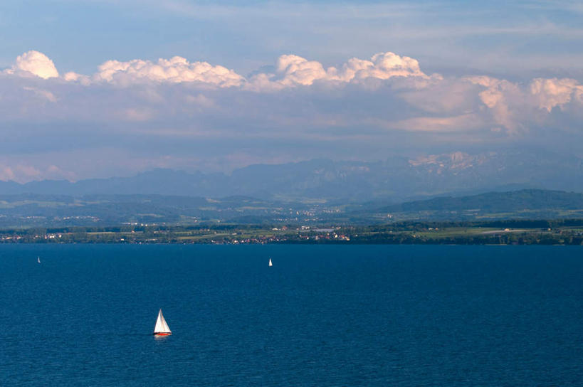 帆船,无人,横图,室外,白天,正面,旅游,度假,湖,湖泊,美景,山,山脉,水,植物,船,德国,欧洲,阴影,波纹,光线,影子,湖面,景观,山峰,水流,水面,云,云朵,涟漪,山峦,云彩,娱乐,树,树木,蓝色,绿色,白云,倒影,蓝天,水纹,天空,阳光,自然,交通工具,波浪,湖水,群山,天,享受,休闲,景色,放松,生长,晴朗,成长,淡水湖,倒映,西欧,自然风光,载具,德意志联邦共和国,水晕,反照,博登湖,康斯坦茨湖,晴空,彩图