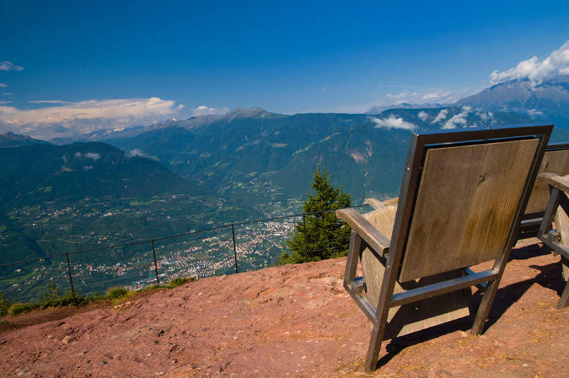 无人,横图,俯视,室外,白天,旅游,度假,草地,草坪,石头,美景,山,山脉,植物,椅子,意大利,欧洲,阴影,光线,石子,影子,木椅,景观,山峰,云,云朵,山峦,云彩,娱乐,草,树,树木,蓝色,绿色,白云,蓝天,天空,阳光,自然,群山,天,享受,休闲,景色,放松,生长,晴朗,成长,南欧,自然风光,意大利共和国,南蒂罗尔,石块,岩石,晴空,彩图,高角度拍摄