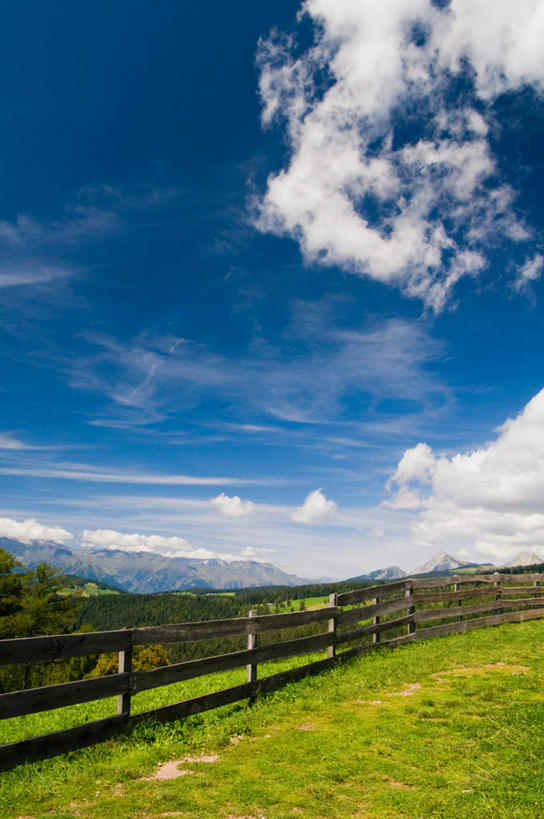无人,栏杆,竖图,室外,白天,正面,旅游,度假,草地,草坪,美景,山,山脉,植物,意大利,欧洲,阴影,光线,影子,栅栏,景观,篱笆,山峰,云,云朵,围栏,山峦,云彩,娱乐,护栏,草,树,树木,蓝色,绿色,白云,蓝天,天空,阳光,自然,群山,天,享受,休闲,景色,放松,生长,晴朗,成长,南欧,自然风光,意大利共和国,南蒂罗尔,晴空,彩图