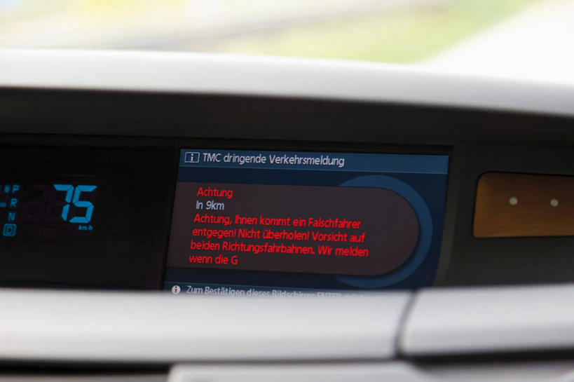 无人,横图,室内,特写,白天,正面,窗户,汽车,静物,朦胧,模糊,标志,数字,文字,字符,指针,标识,玻璃窗,车,车窗,交通工具,轿车,阿拉伯数字,载具,仪表盘,仪表,彩图