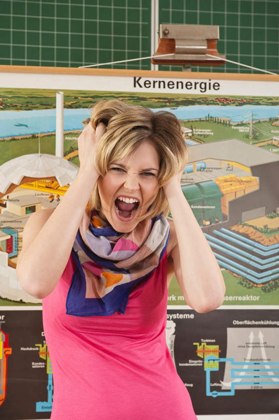 西方人,头发,一个人,站,竖图,室内,白天,正面,欧洲,欧洲人,仅一个年轻女性,仅一个女性,仅一个人,服装,图纸,设计图,注视,休闲装,衣服,白板,观察,看,站着,休闲,休闲服,服饰,观看,抓狂,察看,关注,记录板,工程图,草图,蓝图,记事板,年轻女性,女人,女性,白种人,设计,站立,半身,彩图