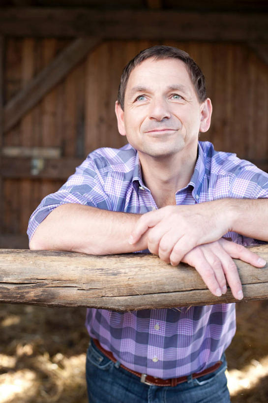 西方人,一个人,栏杆,站,笑,微笑,竖图,室内,白天,正面,欧洲,欧洲人,仅一个男性,仅一个人,服装,围栏,注视,休闲装,护栏,衣服,观察,看,站着,仅一个老年男性,休闲,休闲服,斜视,服饰,观看,察看,关注,老年男性,男人,男性,白种人,抬头,仰头,站立,半身,彩图