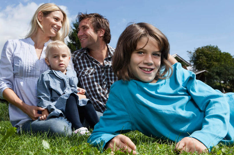 西方人,三个人,家庭,母亲,父亲,女儿,家,坐,笑,微笑,露齿笑,横图,室外,白天,正面,草地,草坪,植物,欧洲,欧洲人,撑,服装,房屋,屋子,注视,休闲装,楼房,住宅,草,衣服,绿色,观察,看,休闲,温暖,温馨,父女,母子,三口之家,一家人,面对面,休闲服,父爱,母爱,服饰,观看,和睦,察看,撑着,关注,白种人,坐着,半身,彩图,房子,融洽,爸爸,妈妈