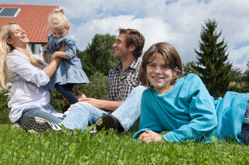 西方人,三个人,家庭,母亲,父亲,女儿,家,坐,握手,笑,微笑,露齿笑,横图,室外,白天,正面,草地,草坪,植物,欧洲,欧洲人,撑,服装,房屋,屋子,注视,休闲装,楼房,住宅,草,衣服,绿色,观察,看,休闲,温暖,温馨,父女,母子,三口之家,一家人,面对面,休闲服,父爱,母爱,服饰,观看,和睦,察看,撑着,关注,白种人,搀手,拉手,手拉手,手握手,坐着,半身,彩图,房子,融洽,爸爸,妈妈