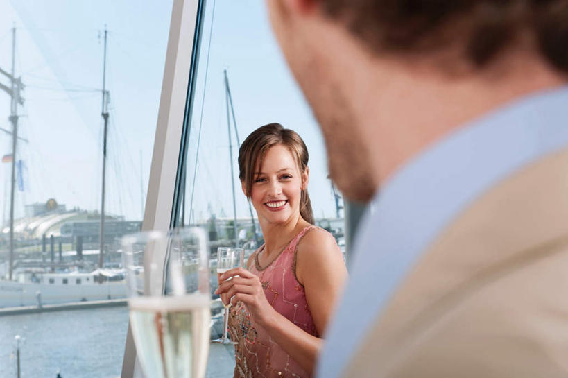 帆船,香槟酒,西方人,两个人,家庭,夫妻,商务人士,商务男性,站,笑,微笑,露齿笑,横图,室内,白天,正面,衬衫,爱情,窗户,船,杯子,欧洲,欧洲人,套装,高脚杯,浪漫,拿,拿着,注视,玻璃窗,玻璃制品,酒杯,交通工具,观察,看,站着,温暖,温馨,一家人,恩爱,恋人,观看,和睦,察看,关注,商务装,工薪阶层,香槟杯,男人,男性,年轻男性,年轻女性,女人,女性,白种人,情侣,白领,上班族,玻璃杯,站立,半身,彩图,衬衣,伴侣,融洽