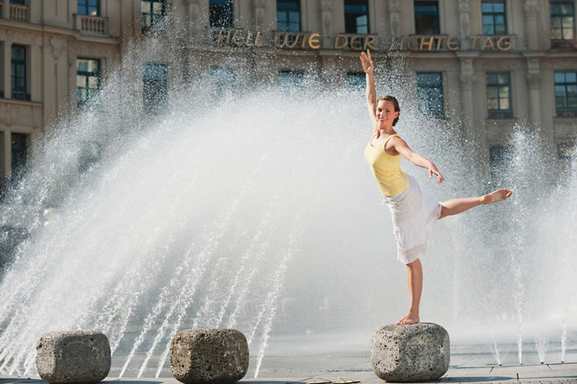 西方人,一个人,站,伸展双臂,横图,室外,白天,正面,跳舞,喷泉,欧洲,欧洲人,仅一个年轻女性,仅一个女性,仅一个人,飞溅,服装,溅,液体,注视,休闲装,衣服,观察,看,站着,休闲,休闲服,服饰,观看,察看,关注,喷洒,舞姿,年轻女性,女人,女性,白种人,敞开双臂,伸开双臂,展开双肩,站立,张开手臂,张开双臂,彩图,全身,舞蹈
