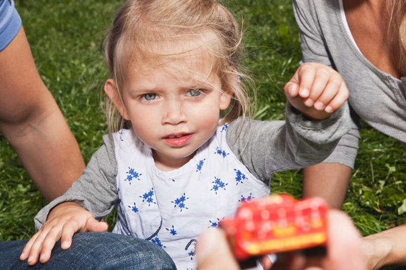西方人,三个人,家庭,母亲,父亲,女儿,坐,横图,室外,白天,正面,游戏,草地,草坪,植物,玩具,欧洲,欧洲人,服装,拿,玩,拿着,注视,休闲装,娱乐,草,衣服,绿色,观察,看,休闲,温暖,温馨,父女,母子,三口之家,一家人,休闲服,父爱,母爱,服饰,观看,和睦,察看,关注,白种人,玩耍,嬉戏,坐着,半身,彩图,融洽,爸爸,妈妈
