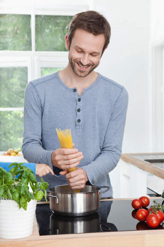 面食,面条,意大利面,西方人,胡须,一个人,站,笑,微笑,露齿笑,竖图,室内,白天,正面,西餐,厨房,窗户,桌子,萝卜,欧洲,欧洲人,仅一个男性,仅一个人,煮,盆栽,灶台,面,料理,食品,拿,拿着,注视,玻璃窗,食物,仅一个年轻男性,观察,看,站着,西式,水萝卜,观看,察看,关注,煤气,男人,男性,年轻男性,白种人,胡子,络腮胡,站立,半身,彩图,灶间