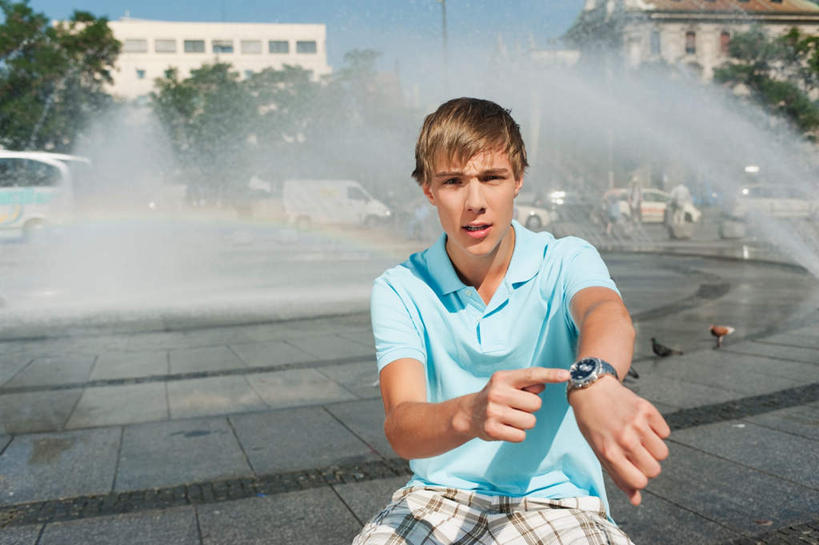 西方人,一个人,广场,坐,横图,室外,白天,正面,喷泉,欧洲,欧洲人,仅一个男性,仅一个人,指,飞溅,服装,溅,手表,液体,注视,休闲装,方向,仅一个年轻男性,衣服,观察,看,手势,休闲,休闲服,服饰,观看,腕表,察看,指向,关注,喷洒,计时工具,男人,男性,年轻男性,白种人,坐着,半身,彩图