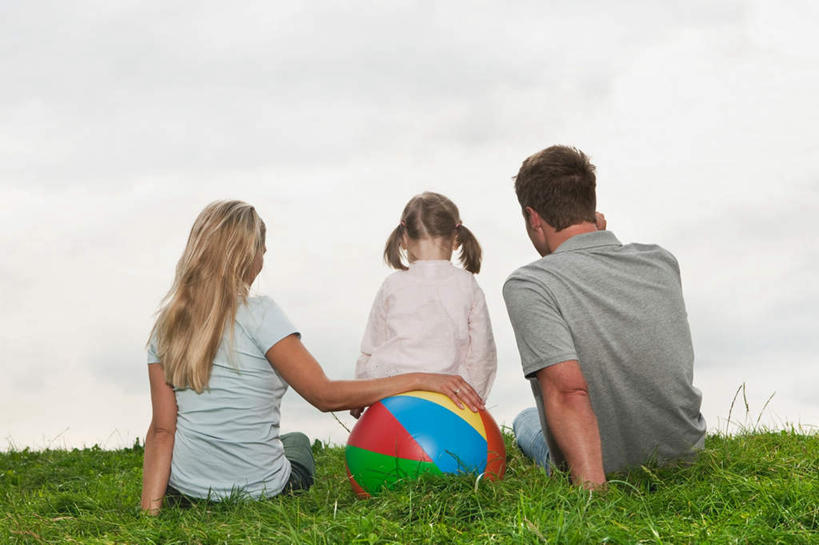 西方人,背部,三个人,家庭,母亲,父亲,女儿,坐,横图,室外,白天,草地,草坪,植物,玩具,欧洲,欧洲人,服装,云,云朵,拿,云彩,拿着,注视,休闲装,草,衣服,绿色,白云,蓝天,天空,天,观察,看,休闲,球体,温暖,温馨,父女,母子,三口之家,一家人,休闲服,父爱,母爱,服饰,观看,和睦,察看,关注,白种人,坐着,半身,彩图,融洽,爸爸,妈妈