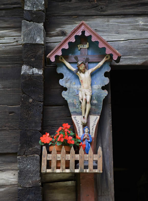 无人,竖图,室外,白天,正面,阳台,奥地利,欧洲,雕刻,雕像,十字架,宗教,基督教,中欧,奥地利共和国,农舍,施蒂利亚州,施泰尔马克州,彩图