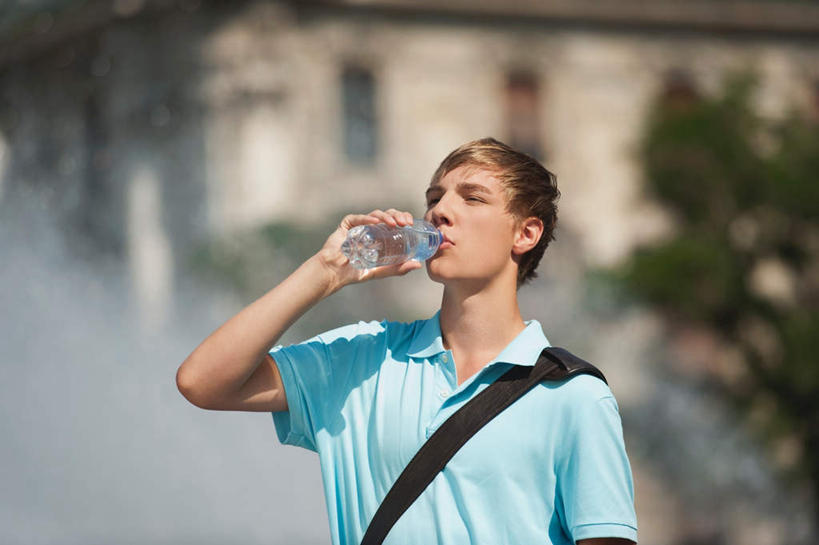 西方人,一个人,站,横图,室外,白天,正面,欧洲,欧洲人,仅一个男性,仅一个人,喝水,服装,拿,拿着,注视,休闲装,仅一个年轻男性,衣服,观察,看,站着,休闲,休闲服,塑料瓶,服饰,观看,察看,关注,男人,男性,年轻男性,白种人,站立,半身,彩图