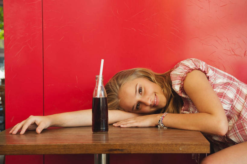西方人,一个人,坐,笑,微笑,露齿笑,横图,室内,白天,侧面,餐桌,桌子,欧洲,欧洲人,仅一个年轻女性,仅一个女性,仅一个人,服装,方格,格子,墙,注视,休闲装,墙壁,墙面,酒瓶,衣服,红色,吸管,观察,看,趴着,休闲,休闲服,服饰,餐台,观看,察看,关注,咖啡店,咖啡屋,年轻女性,女人,女性,白种人,趴,坐着,半身,彩图,咖啡馆