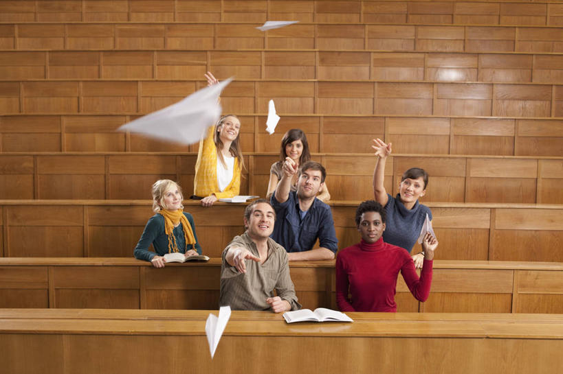 西方人,伙伴,朋友,学校,教学楼,坐,投,举,笑,微笑,露齿笑,横图,室内,白天,正面,友谊,桌子,飞机,书籍,欧洲,非洲,黑人,欧洲人,一排,握,服装,艺术,整齐,装饰,折纸,纸艺,手工艺品,许多人,拿,拿着,注视,休闲装,文化,书桌,校园,排列,衣服,课桌,围巾,纸制品,工艺品,观察,看,托,一群人,休闲,教室,温暖,同学,休闲服,握着,服饰,围脖,观看,保暖,纸飞机,华丽,点缀,察看,高雅,御寒,校友,队列,关注,下降,降落,工艺折纸,自信心,品位,衬托,美观,雅致,雅观,同窗,学友,降低,下跌,下落,友情,男人,男性,年轻男性,年轻女性,女人,女性,白种人,非洲人,书,图书,举起,举手,举着,抛,扔,撒,向上举,向上伸,向上托,掷,坐着,半身,彩图,教学大楼,报告厅