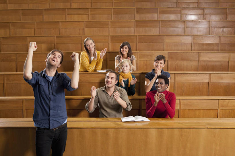 西方人,伙伴,朋友,学校,教学楼,站,坐,闭眼,笑,鼓掌,微笑,露齿笑,横图,室内,白天,正面,毛衣,快乐,兴奋,友谊,骄傲,成功,胜利,桌子,书籍,欧洲,非洲,黑人,欧洲人,一排,握,服装,整齐,装饰,许多人,注视,休闲装,书桌,校园,排列,衣服,课桌,围巾,观察,看,握拳,站着,一群人,休闲,教室,温暖,同学,休闲服,自信,握着,服饰,围脖,观看,保暖,华丽,点缀,察看,御寒,校友,队列,关注,线衫,衬托,美观,雅致,雅观,同窗,学友,毛线衣,绒线衣,友情,男人,男性,年轻男性,年轻女性,女人,女性,白种人,非洲人,书,图书,闭眼睛,闭着眼,闭着眼睛,拍手,站立,坐着,半身,彩图,绒衣,套衫,套头毛衣,线衣,欢乐,开心,教学大楼,报告厅