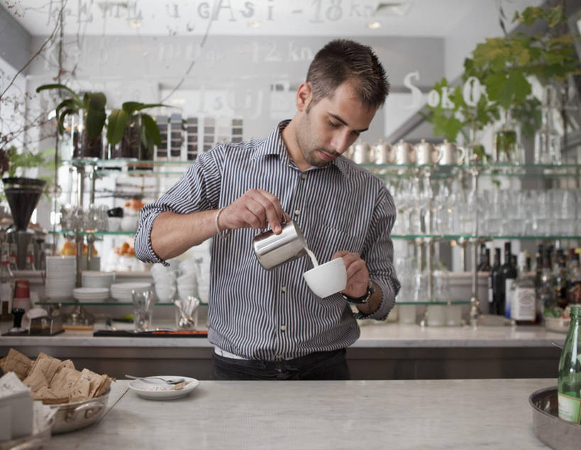 咖啡,西方人,一个人,站,横图,室内,白天,正面,幸福,植物,桌面,桌子,杯子,欧洲,欧洲人,仅一个男性,仅一个人,握,服装,瓷器,壶,盆栽,咖啡杯,咖啡壶,盆景,陶瓷制品,拿,拿着,注视,休闲装,娱乐,饮料,仅一个年轻男性,衣服,绿色,自然,容器,低头,观察,看,站着,享受,休闲,温馨,休闲服,放松,乐趣,握着,服饰,生长,成长,观看,察看,提神,舒适,关注,咖啡店,瓷杯,醒脑,咖啡屋,软饮料,男人,男性,年轻男性,白种人,站立,半身,彩图,咖啡馆,厨房料理台,咖啡师,料理台