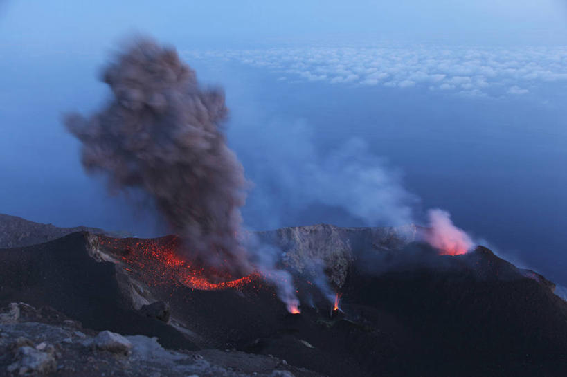 无人,横图,俯视,室外,白天,旅游,度假,海浪,海洋,火山,美景,山,山脉,雾,意大利,欧洲,沸腾,朦胧,模糊,蒸汽,景观,浪花,山峰,山峦,水蒸气,雾气,喷发,娱乐,自然,海水,群山,享受,休闲,景色,放松,气体,西西里,南欧,自然风光,爆发,火山爆发,火山喷发,海景,意大利共和国,西西里岛,蒸发,暴发,地壳运动,地质现象,大海,风浪,海,海水的波动,活火山,近岸浪,涌浪,彩图,高角度拍摄,斯特龙博利岛,斯特龙博利火山