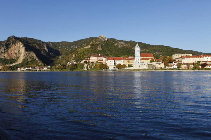 无人,家,教堂,横图,室外,白天,正面,旅游,度假,河流,美景,森林,山,山脉,树林,水,植物,奥地利,欧洲,阴影,节日,光线,影子,房屋,屋子,河水,景观,山峰,水流,公寓,山峦,文化,娱乐,洋房,楼房,住宅,树,树木,蓝色,绿色,蓝天,天空,阳光,自然,群山,天,祈祷,享受,休闲,健康,景色,放松,许愿,宗教,信仰,生长,晴朗,成长,纪念,祈求,基督教,天主教,自然风光,信念,中欧,万里无云,奥地利共和国,下奥地利,下奥地利州,平安,晴空,晴空万里,彩图,房子,大教堂,礼拜堂,瓦尔德威尔特尔