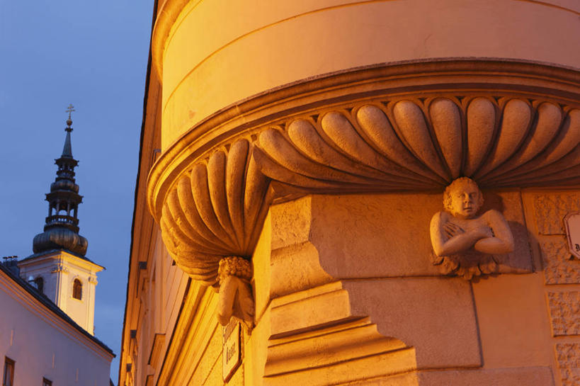 无人,家,横图,室外,白天,仰视,旅游,度假,日落,标志建筑,地标,建筑,雕塑,奥地利,欧洲,艺术,装饰,雕刻,雕像,房屋,屋子,晚霞,霞光,落日,娱乐,建设,楼房,石雕,住宅,蓝色,蓝天,天空,黄昏,工艺品,天,享受,休闲,旅游胜地,彩霞,放松,纪念,美术,主题,陈列,中欧,功能,美学,奥地利共和国,夕照,薄暮,下奥地利,下奥地利州,夕阳,彩图,低角度拍摄,傍晚,房子,斜阳