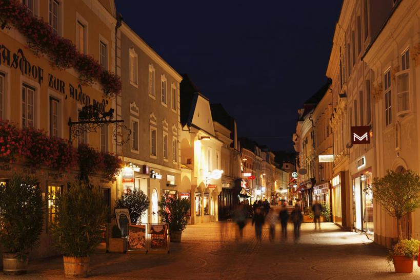 西方人,家,走,横图,室外,夜晚,正面,度假,美景,植物,城市风光,城市,道路,路,奥地利,欧洲,欧洲人,行人,游客,游人,阴影,服装,朦胧,模糊,光线,标志,盆栽,文字,影子,字符,字母,房屋,屋子,景观,公寓,小路,灯光,盆景,交通,许多人,休闲装,娱乐,标识,洋房,楼房,路人,旅客,住宅,衣服,绿色,自然,一群人,享受,休闲,休闲服,景色,放松,服饰,生长,成长,中欧,奥地利共和国,过客,下奥地利,下奥地利州,男人,男性,年轻男性,年轻女性,女人,女性,白种人,步行,散步,走路,半身,彩图,房子,多瑙河畔克雷姆斯,梅尔克,瓦豪,瓦豪河谷