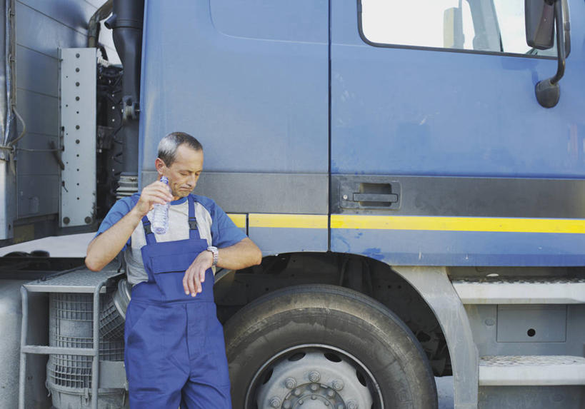 西方人,一个人,司机,站,横图,室内,白天,正面,工作服,制服,水,卡车,汽车,欧洲,欧洲人,仅一个男性,仅一个人,仅一个中年男性,一辆,握,时间,时钟,手表,液体,拿,计时,拿着,注视,饮用水,车,瓶子,塑料制品,钟表,交通工具,矿泉水,低头,观察,看,站着,表,塑料瓶,握着,观看,腕表,察看,关注,载具,蒸馏水,工作制服,男人,男性,中年男性,白种人,驾驶员,钟,站立,半身,彩图,工作套服