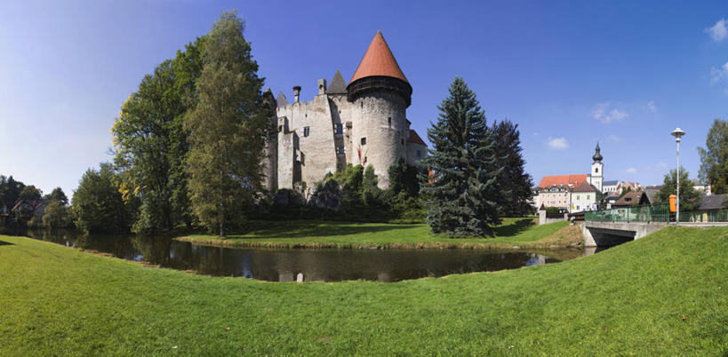 无人,横图,室外,白天,仰视,旅游,度假,草地,草坪,河流,水,植物,标志建筑,地标,建筑,奥地利,欧洲,阴影,光线,影子,堡垒,城堡,墙,河水,水流,云,云朵,云彩,娱乐,建设,墙壁,墙面,草,树,树木,蓝色,绿色,白云,蓝天,天空,阳光,自然,天,享受,休闲,旅游胜地,放松,生长,晴朗,成长,要塞,中欧,奥地利共和国,设防,下奥地利,下奥地利州,晴空,彩图,低角度拍摄,瓦尔德威尔特尔