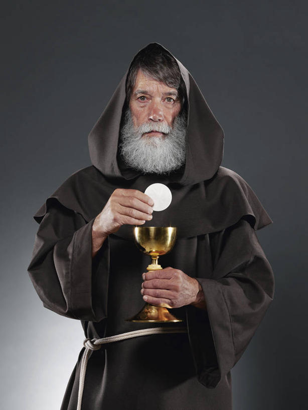 西方人,一个人,牧师,传教士,站,竖图,室内,白天,正面,民族服装,杯子,欧洲,欧洲人,仅一个男性,仅一个人,握,灰色背景,服装,圆形,图形,圆,几何,拿,拿着,注视,球,一个,衣服,白色,黑色,观察,看,站着,仅一个老年男性,金色,握着,摄影,服饰,影棚,单个,观看,察看,富贵,衣着,穿着,关注,数学,忠诚,圣餐杯,富丽,衣饰,名誉,荣华,圣杯,老年男性,男人,男性,白种人,传道者,祭司,教士,神甫,神父,站立,半身,彩图,影棚拍摄,传统服装,民俗服,拍摄,几何图形,平面图形