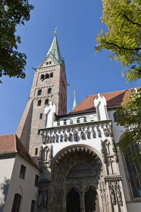 无人,教堂,竖图,室外,白天,仰视,旅游,度假,植物,标志建筑,地标,建筑,德国,欧洲,阴影,节日,光线,影子,文化,娱乐,建设,树,树木,蓝色,绿色,蓝天,天空,阳光,自然,天,祈祷,享受,休闲,健康,旅游胜地,放松,许愿,宗教,信仰,生长,晴朗,成长,纪念,祈求,基督教,西欧,天主教,信念,万里无云,德意志联邦共和国,巴伐利亚,巴伐利亚州,拜恩州,拜恩自由州,奥格斯堡县,施瓦本行政区,平安,晴空,晴空万里,彩图,低角度拍摄,大教堂,礼拜堂