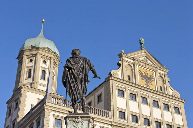 西方人,一个人,无人,高楼大厦,站,横图,室外,白天,仰视,民族服装,旅游,度假,标志建筑,大厦,地标,建筑,摩天大楼,雕塑,德国,欧洲,欧洲人,仅一个男性,仅一个人,阴影,服装,艺术,装饰,光线,雕刻,雕像,影子,娱乐,建设,国会大厦,仅一个年轻男性,衣服,蓝色,蓝天,天空,阳光,工艺品,楼宇,天,站着,享受,休闲,旅游胜地,放松,服饰,晴朗,纪念,美术,衣着,西欧,穿着,主题,陈列,国会大楼,万里无云,德意志联邦共和国,议会大厦,议会大楼,首都大厦,州议会大厦,州政府,州会议厅,功能,美学,巴伐利亚,巴伐利亚州,拜恩州,拜恩自由州,衣饰,奥格斯堡县,施瓦本行政区,男人,男性,年轻男性,白种人,晴空,晴空万里,站立,彩图,低角度拍摄,全身,传统服装,民俗服,大楼,高层建筑,高楼,摩天楼