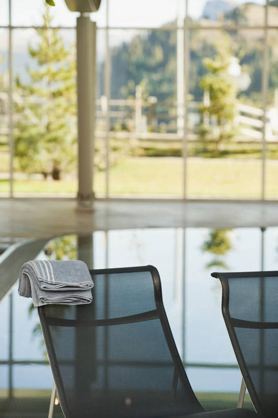 无人,体育馆,游泳池,宾馆,竖图,室内,白天,正面,度假,草地,草坪,美景,山,山脉,水,植物,窗户,落地窗,城市风光,城市,椅子,意大利,欧洲,阴影,光线,纺织物,影子,躺椅,景观,山顶,山峰,水池,水面,山峦,娱乐,泳池,玻璃窗,草,树,树木,蓝色,绿色,蓝天,天空,阳光,自然,毛巾,群山,天,清洁,享受,休闲,景色,放松,生长,晴朗,成长,保暖,沙滩椅,游泳馆,南欧,透气,防水,万里无云,意大利共和国,颠峰,极峰,储水,耐磨,吸水,南蒂罗尔,晴空,晴空万里,彩图,客店,客栈,旅店,旅馆,旅舍,汽车旅馆