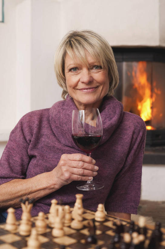 红酒,葡萄酒,西方人,一个人,客厅,坐,笑,微笑,露齿笑,竖图,室内,白天,正面,游戏,快乐,热情,比赛,竞争,壁炉,杯子,火,欧洲,欧洲人,仅一个女性,仅一个人,握,服装,高脚杯,火焰,墙,红酒杯,酒类,一杯,燃烧,拿,玩,拿着,注视,休闲装,娱乐,墙壁,墙面,玻璃制品,酒,饮料,衣服,紫色,酒杯,象棋,观察,看,取暖,休闲,休闲服,棋盘,国际象棋,红葡萄酒,益智,握着,服饰,仅一个老年女性,观看,活动,察看,起居室,葡萄酒杯,发泄,关注,消遣,智力,宣泄,客堂,老年女性,女人,女性,白种人,玻璃杯,玩耍,嬉戏,坐着,半身,彩图,取暖设备