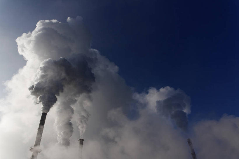 无人,工厂,横图,室外,白天,仰视,烟囱,奥地利,欧洲,阴影,光线,影子,烟雾,破坏,破损,蓝色,蓝天,天空,阳光,天,晴朗,污染,损坏,中欧,万里无云,奥地利共和国,上奥地利,上奥地利州,晴空,晴空万里,彩图,低角度拍摄,工地,制造厂,弗克拉布鲁克县