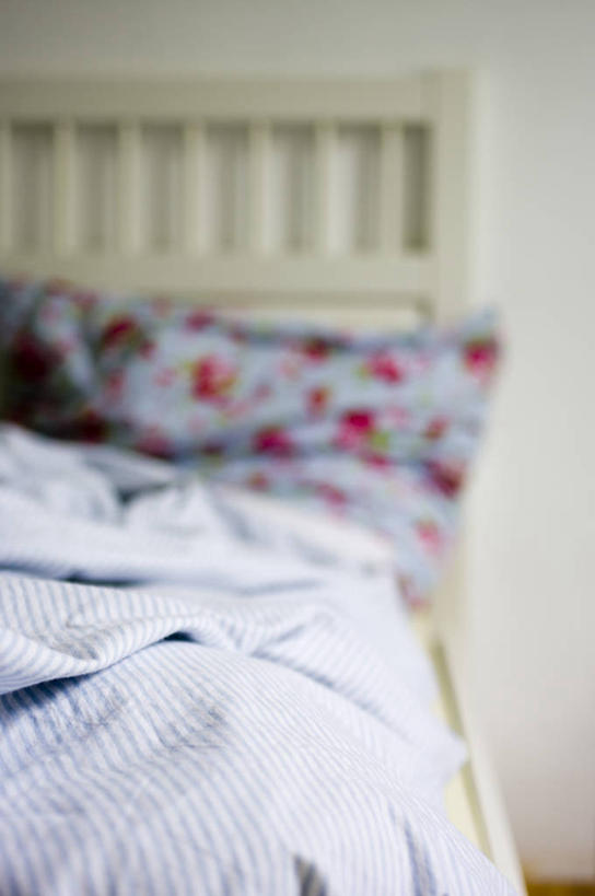 无人,竖图,室内,白天,正面,床,靠垫,卧室,静物,纺织品,朦胧,模糊,装饰,毛毯,毯子,墙,床单,靠枕,被子,墙壁,墙面,纺织,白色,垫子,枕头,温暖,单人床,华丽,修饰,点缀,被单,衬托,美观,雅致,雅观,彩图,睡房,卧房