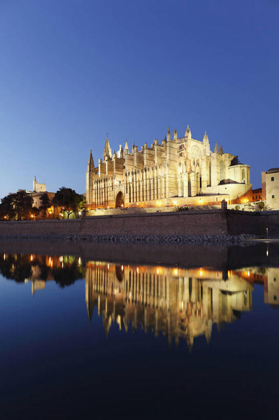 无人,教堂,竖图,室外,白天,正面,旅游,度假,河流,名胜古迹,水,植物,标志建筑,地标,建筑,路灯,照明,西班牙,欧洲,阴影,节日,遗迹,光线,影子,河水,水流,落日,灯光,古迹,文化,文物,娱乐,建设,古建筑,灯,树,树木,蓝色,绿色,蓝天,天空,自然,天,祈祷,享受,休闲,健康,旅游胜地,放松,许愿,宗教,信仰,生长,晴朗,成长,纪念,祈求,照亮,基督教,照明设备,南欧,天主教,信念,古文明,万里无云,帕尔马,马略卡岛,西班牙王国,帕尔马大教堂,夕照,巴利阿里群岛,马略卡,巴利阿里,平安,晴空,晴空万里,夕阳,彩图,大教堂,礼拜堂,马洛卡岛,斜阳