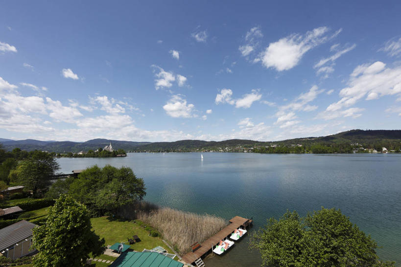 无人,横图,室外,白天,正面,旅游,度假,湖,湖泊,美景,森林,山,山脉,树林,水,植物,轮船,船,奥地利,欧洲,阴影,波纹,光线,影子,湖面,景观,山峰,水流,水面,云,云朵,涟漪,山峦,云彩,娱乐,树,树木,蓝色,绿色,白云,倒影,蓝天,水纹,天空,阳光,自然,交通工具,波浪,湖水,群山,天,享受,休闲,景色,放松,生长,晴朗,成长,倒映,自然风光,载具,中欧,水晕,奥地利共和国,反照,克恩顿州,卡林西亚,克恩滕州,晴空,彩图