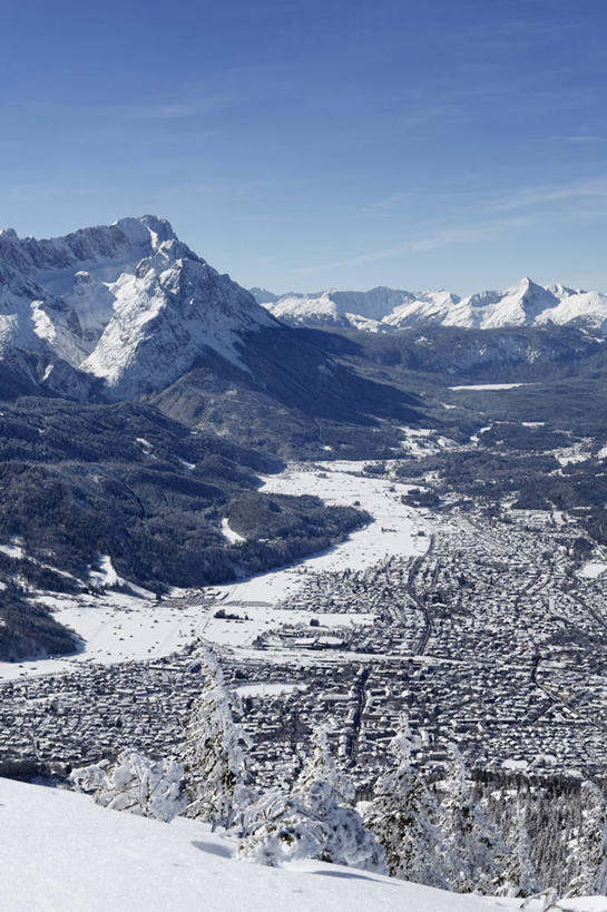 无人,竖图,室外,白天,正面,旅游,度假,石头,美景,山,雪,雪山,大雪,德国,欧洲,阴影,光线,石子,影子,冰,积雪,景观,山顶,山峰,雪景,云,云朵,冬季,冬天,山峦,云彩,娱乐,蓝色,白云,蓝天,天空,阳光,自然,天,享受,休闲,景色,放松,寒冷,晴朗,冰冷,西欧,自然风光,德意志联邦共和国,严寒,冰凉,酷寒,凛冽,凛凛,极冷,巴伐利亚,巴伐利亚州,拜恩州,拜恩自由州,颠峰,极峰,楚格峰,石块,岩石,晴空,彩图,加尔米施.帕滕基兴