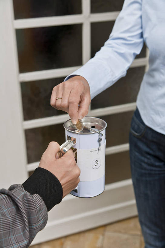 西方人,儿童,中年人,手,两个人,站,竖图,俯视,室内,特写,白天,纯洁,钱,门,欧洲,欧洲人,握,服装,裤子,钱币,拿,拿着,牛仔裤,休闲装,相视,小孩,衣服,门框,站着,休闲,面对面,手部,休闲服,可爱,童年,童趣,握着,金融,服饰,经济,对视,互视,相对,流通,贸易,童真,烂漫,无邪,相看,施舍,救济,天真,货币,现金,硬币,男孩,女人,女性,中年女性,白种人,孩子,站立,半身,彩图,高角度拍摄,恩赐,男生