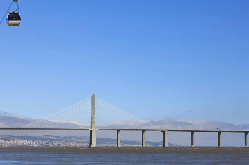 无人,高楼大厦,横图,室外,白天,正面,度假,河流,美景,水,城市风光,标志建筑,城市,大桥,大厦,地标,建筑,立交桥,摩天大楼,桥梁,葡萄牙,欧洲,阴影,波纹,光线,影子,河水,景观,水流,高架,斜拉桥,桥,涟漪,首都,娱乐,建设,里斯本,缆车,蓝色,倒影,蓝天,水纹,天空,阳光,交通工具,波浪,天,享受,休闲,景色,放松,晴朗,倒映,南欧,索道,万里无云,水晕,葡萄牙共和国,反照,缆索铁路,瓦斯科.达伽马大桥,晴空,晴空万里,彩图,大楼,高层建筑,高楼,摩天楼