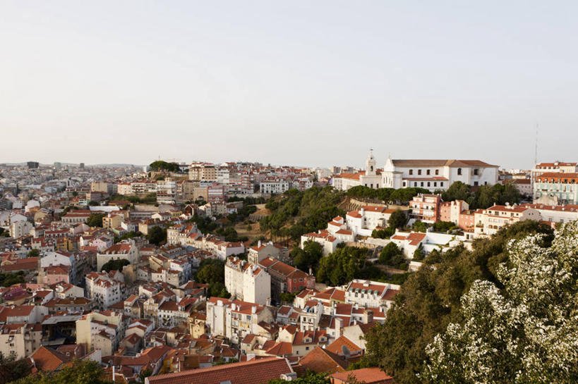 无人,家,教堂,横图,俯视,室外,白天,旅游,度假,美景,山,山脉,植物,城市风光,城市,建筑,葡萄牙,欧洲,节日,瓦片,房屋,屋顶,屋子,景观,山峰,公寓,山峦,首都,顶棚,瓦,文化,娱乐,建设,洋房,楼房,里斯本,住宅,树,树木,绿色,天空,自然,群山,天,祈祷,享受,休闲,健康,景色,放松,许愿,宗教,建造,信仰,生长,成长,纪念,祈求,基督教,南欧,天主教,信念,屋瓦,葡萄牙共和国,阿尔法玛,平安,彩图,高角度拍摄,房子,大教堂,礼拜堂